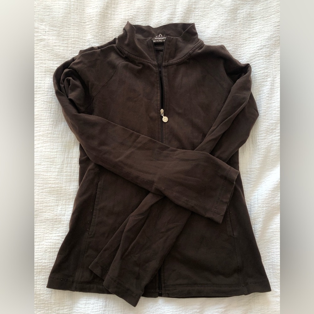 Brown zip up fitted yoga jacket. Exercise jacket for women